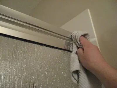 Cách tẩy sơn trên cửa nhôm bằng giấm hoặc xăng