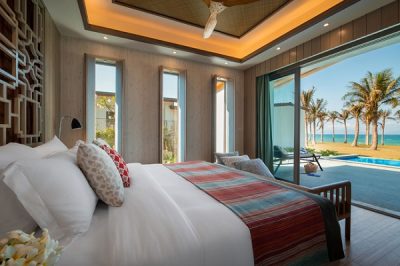 Thiết kế phòng ngủ tại Radisson Blu Resort Cam Ranh với ô cửa kính lớn điểm xuyết thêm vách kính nhỏ ở mảng tường bên