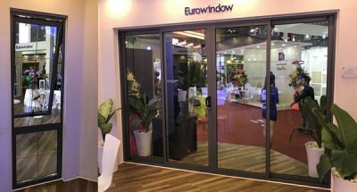 Một mẫu cửa đi trượt 4 cánh và cửa sổ hất sử dụng nhôm Eurowindow