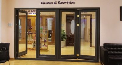 Cửa nhôm gỗ Eurowindow làm cửa xếp trượt 4 cánh cho cửa chính