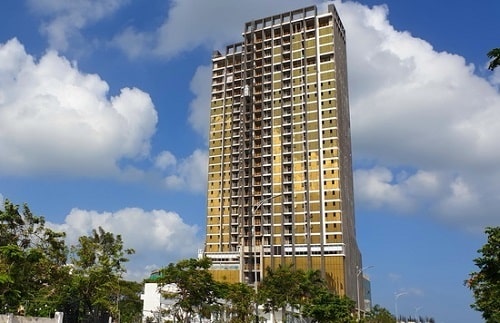 Tòa nhà Risemount Apartment Đà Nẵng ốp kính vàng cả 4 mặt, gây lóa mắt người dân. Ảnh: Quang Hải.