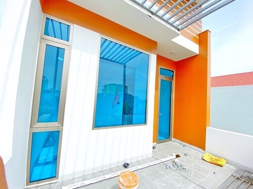 Sự phối hợp giữa cửa nhôm anode và màu sắc ngôi nhà tạo nên sự nổi bật mong muốn
